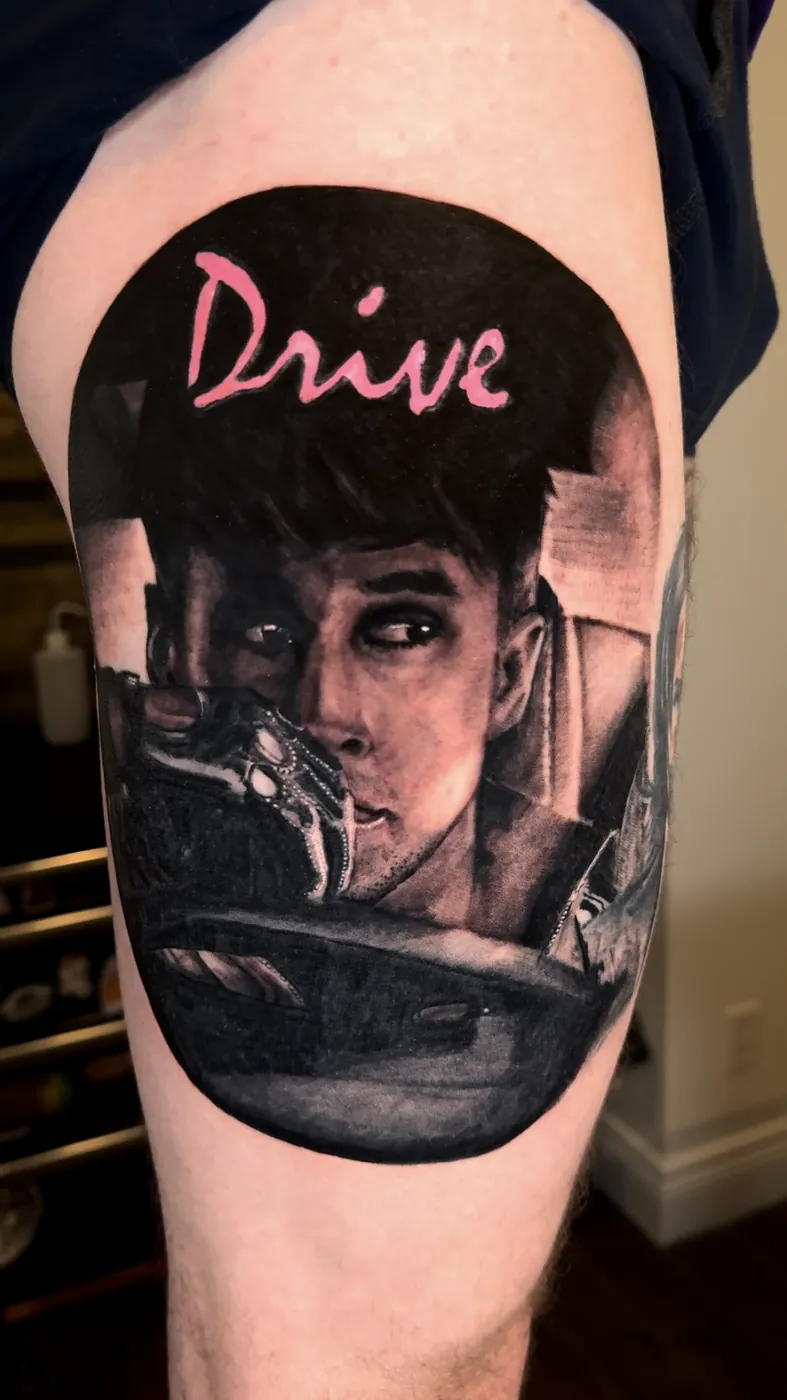 Portrait couleur d'après le film Drive, tatoué sur la cuisse.
