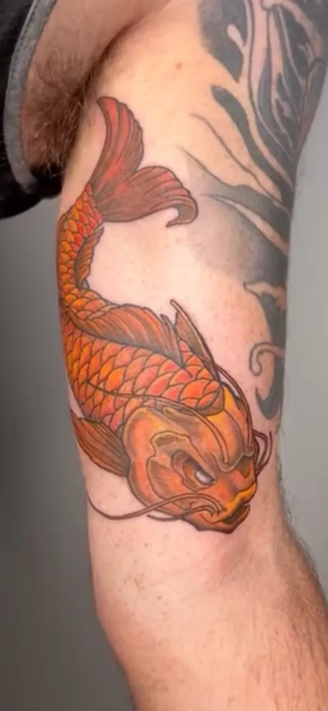 Serpent ornemental vert enroulé sur une échelle, tatoué sur la jambe, couleur pleine.